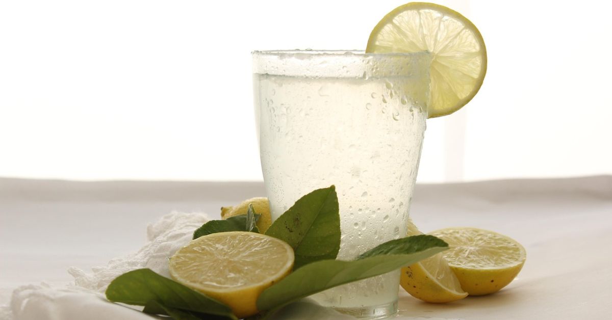 Tomar água com limão todos os dias, o que a ciência diz?