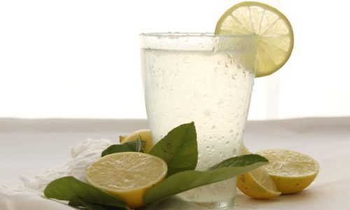 Tomar água com limão todos os dias, o que a ciência diz?